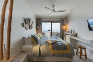 Jacuzzi Suite with Volcano View room in Grand View - Megalochori Santorini