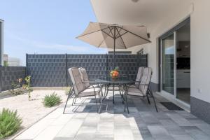 Deluxe suites with private garden, central