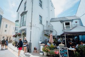 Lofty, elevated luxury apartment at Tenby Harbour