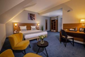 Hotels Hotel Val-Vignes Colmar Haut-Koenigsbourg, The Originals Relais : photos des chambres