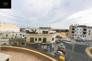 Designer 3BR home, w lovely green views & WIFI by 360 Estates