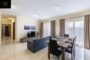 Designer 3BR home, w lovely green views & WIFI by 360 Estates