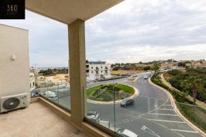 Designer 3BR home, w lovely green views & WIFI by 360 Estates