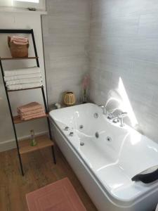 Maisons de vacances Maison avec jardin Auxerre : photos des chambres
