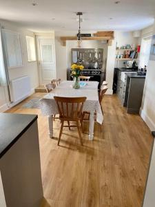 Delightful 3 bed cottage with hot tub & sea views.