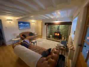 Delightful 3 bed cottage with hot tub & sea views.