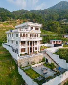 The White House Villa, 8 bedroom, Swimming Pool & Home Theater