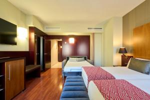 Triple Room (2 Adults + 1 Child) room in Catalonia El Pilar