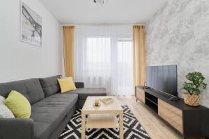 Family Apartment Kamienna with Balcony 1,5 km to Wroclavia by Noclegi Renters