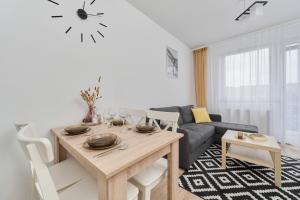 Family Apartment Kamienna with Balcony 1,5 km to Wroclavia by Noclegi Renters