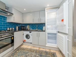 Brand-New Trendy 2BR in the Vibrant Town Centre - Pass the Keys