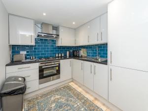 Brand-New Trendy 2BR in the Vibrant Town Centre - Pass the Keys