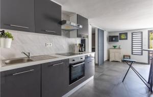 Maisons de vacances Nice Home In Les Angles With Kitchenette : Maison de Vacances 3 Chambres 