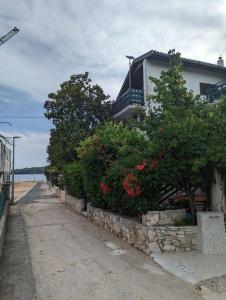 Ground floor 50m from Beach back entrance