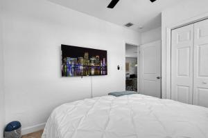 Bright 3 bedrooms Home Private Pool, 18 minutes to the Ocean