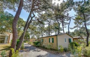 Maisons de vacances Awesome Home In La Faute Sur Mer With Wifi And 2 Bedrooms : photos des chambres