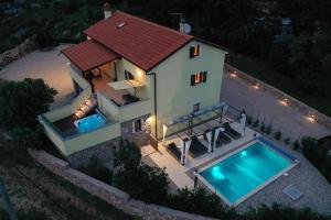 Holiday house Toš-Vila with heated pool 