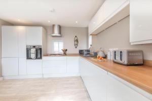 2-Bed Duplex with Stunning Malvern Hills Views & Free Parking