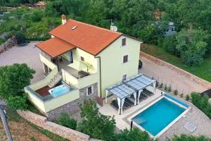 Holiday house Toš-Vila with heated pool - Risika