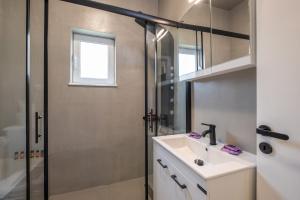 Kournas-Sleeps8-Parking-Garden-Pool-PetFriendly