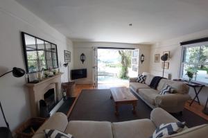 Bantham House, Bantham, South Devon - a few steps from golden sandy beaches