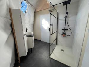 Maisons de vacances Glamping Dome - Dome du Rocher rouge : photos des chambres