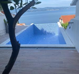 Luxury apartment with pool large patio & sea view
