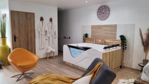 B&B / Chambres d'hotes Grand Studio magnifique avec Spa privatif illimite : photos des chambres