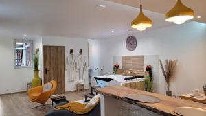 B&B / Chambres d'hotes Grand Studio magnifique avec Spa privatif illimite : photos des chambres