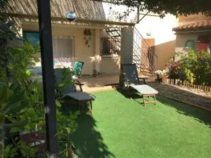chambre et salle de bain privé s'ouvrant sur terrasse, jardin et cuisine d'été - Coudons chambre et salle de bain privé s'ouvrant sur terrasse, jardin et cuisine d'été - Coudons