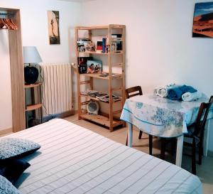 Sejours a la campagne chambre et salle de bain prive s'ouvrant sur terrasse, jardin et cuisine d'ete : photos des chambres