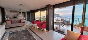 Waterfront Glass Flat