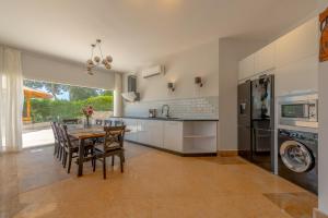 4 Bedroom Villa with Heated Pool, Jacuzzi & Lagoon View in Phase 4