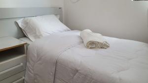 Apt 2 quartos com varanda próximo Praça Casa Forte o bairro mais agradável do Recife ARN901