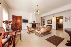 NEVAS COUNTRY HOUSE