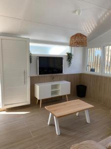 Apartamento Mistral 5, con piscina y parking.