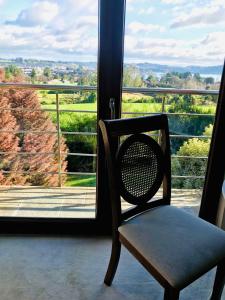 Suite abierta todo el año con vistas al campo, lago y ciudad