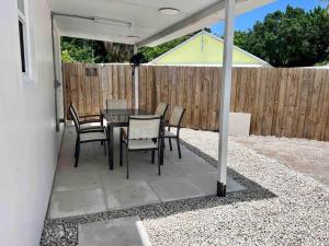 New! Tropical Hideaway near Beach! Tons of Parking