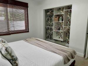 New! Tropical Hideaway near Beach! Tons of Parking