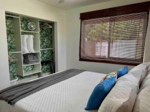 New! Tropical Hideaway near Beach! Tons of Parking