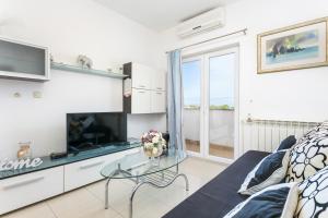 Apartments by the sea Supetar, Brac - 20134