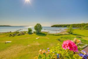 Prairie-Style Home on Garden Bay w Deck + Hot Tub