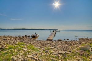 Prairie-Style Home on Garden Bay with Deck and Hot Tub