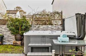 The Mews - less than 1km to City Centre - Stadium - Castle - 10 min walk