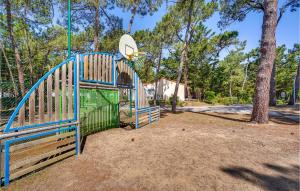 Maisons de vacances Beautiful Home In La Faute-Sur-Mer : photos des chambres