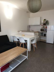 Appartements Logement cosy, une chambre avec patio : photos des chambres