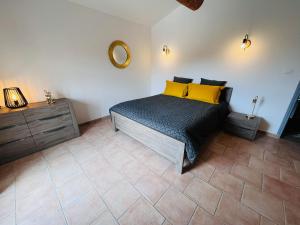Maisons de vacances LE MAS DE MAELLOU - 12 COUCHAGES - ENCLAVE DES PAPES : photos des chambres