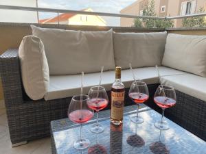 Elegant 2-bedroom apartment with free parking