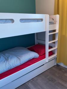 B&B / Chambres d'hotes Bords de Sarthe : Chambre Familiale avec Salle de Bains Privative