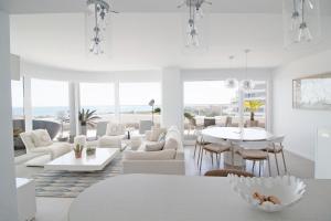 Global Properties, Apartamento con piscina privada y terraza con vistas a la costa